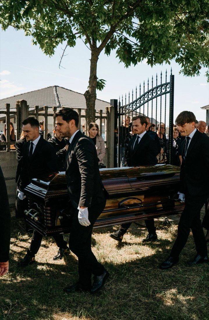 Echipa Funerarii Florincuța pregătind aranjamentele